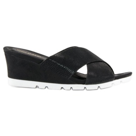 Ideal Shoes Czarne klapki na koturnie