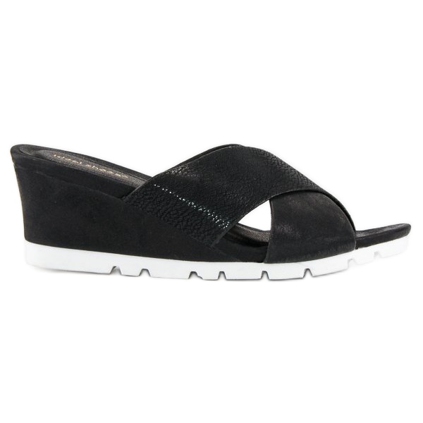 Ideal Shoes Czarne klapki na koturnie