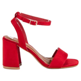 Czerwone zamszowe sandały