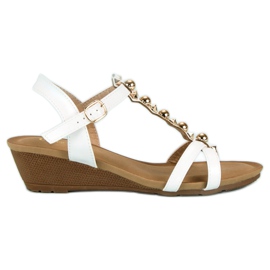 Białe sandałki na koturnie