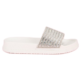 Białe klapki z kryształkami