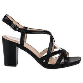 Czarne sandały na słupku