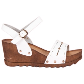 Białe sandały koturny