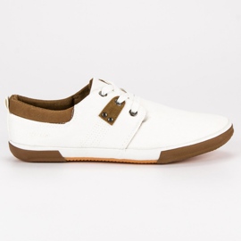 Białe wiązane trampki