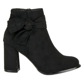 Zamszowe botki na obcasie czarne