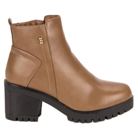 Brązowe botki na obcasie