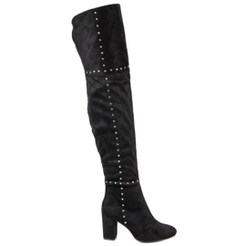 Czarne muszkieterki na słupku