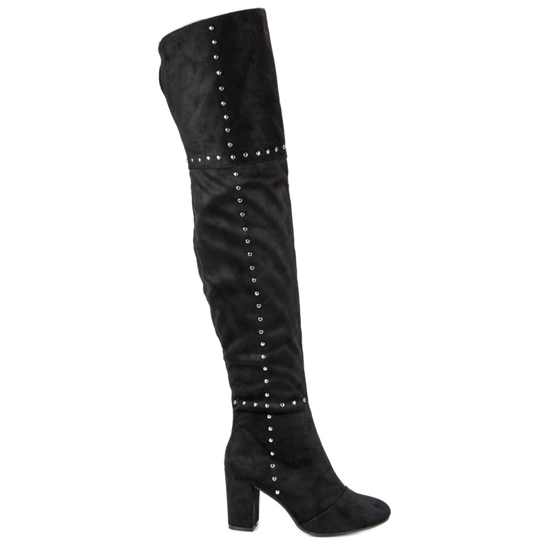 Czarne muszkieterki na słupku