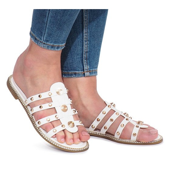 Białe klapki z ćwiekami Rabelle