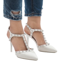 Białe lakierowane szpilki z ćwiekami B-57