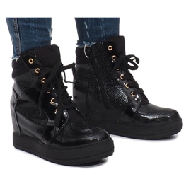 Czarne lakierowane sneakersy na koturnie Snake