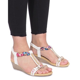 Białe sandały na delikatnej koturnie Ruixin