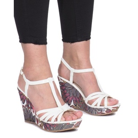 Białe sandały na koturnie Ibrahim czarne