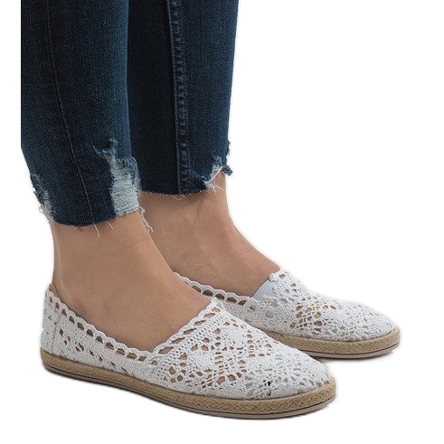 Białe tenisówki z koronki JX57P