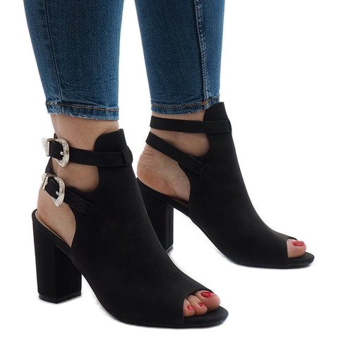 Czarne botki na słupku 173-853