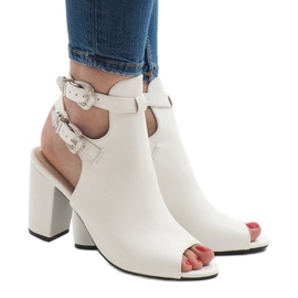 Białe botki na słupku 173-853
