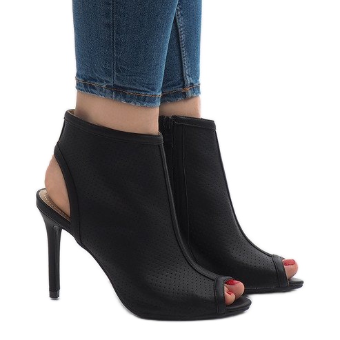 Czarne botki na szpilce 1551-150