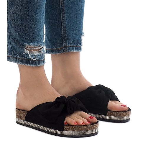 Czarne klapki z kokardą N-33