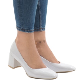 Białe lakierowane czółenka na słupku 7501-1