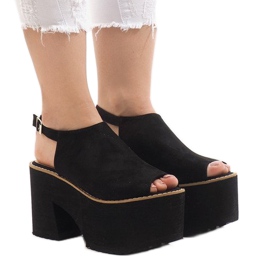 Czarne sandały na masywnym klocku B8290