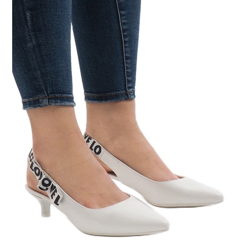 Białe czółenka na szpilce B-45