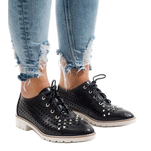 Czarne ażurowe półbuty z ćwiekami G-106-2