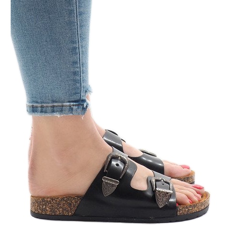 Czarne klapki z klamrami 7018-PL