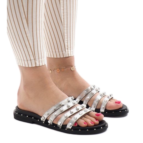 Srebrne klapki z ćwiekami LK-2802 szare