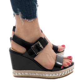 Srebrne lakierowane sandały na koturnie 17060-73 czarne