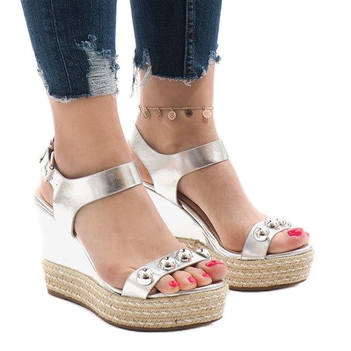 Srebrne lakierowane sandały na koturnie 17060-74 szare