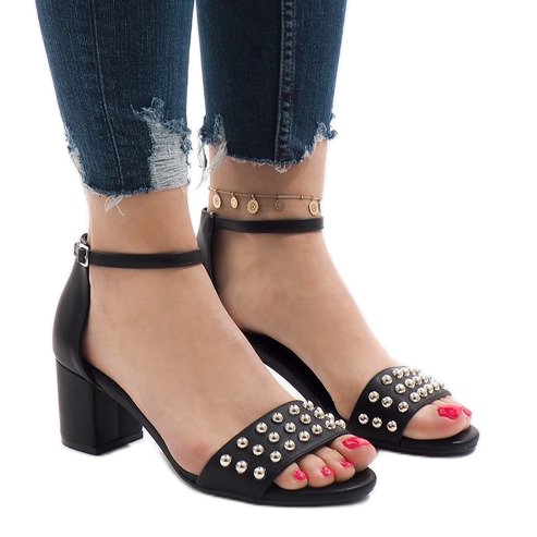 Czarne sandały na obcasie 173-856