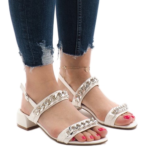 Białe sandały na obcasie 77-15