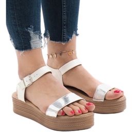 Białe sandały na platformie 22-07