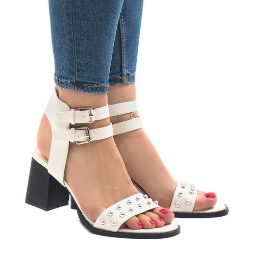 Białe sandały na obcasie 77-12