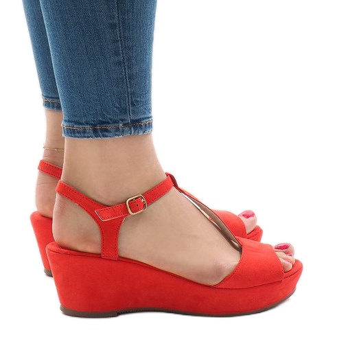 Czerwone sandały na koturnie 6-309