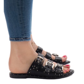 Czarne klapki z ćwiekami z sprzączką F-3659