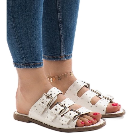 Białe klapki z ćwiekami z sprzączką F-3659