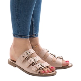 Różowe klapki z ćwiekami z sprzączką F-3659