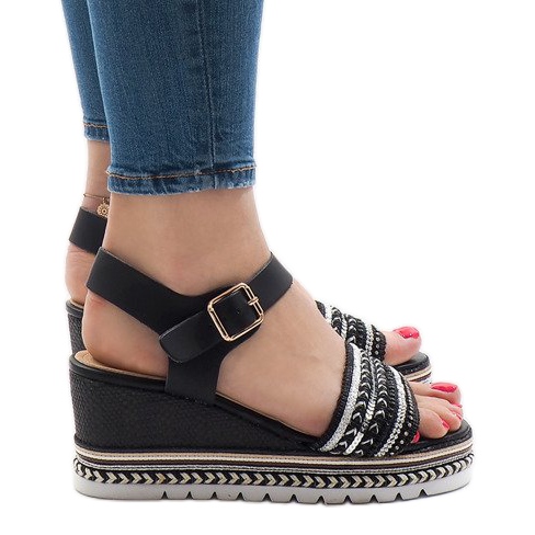 Czarne zdobione sandały na koturnie YRT-72-1