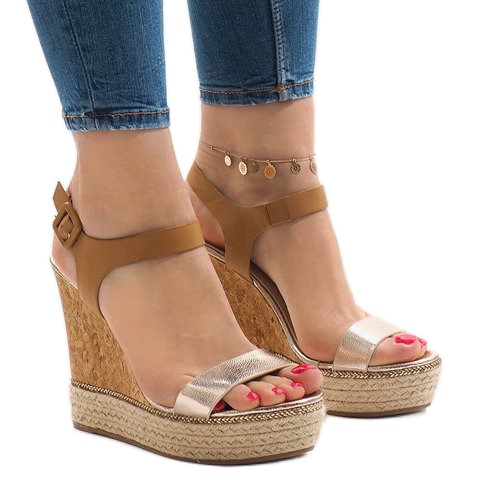 Złote lakierowane sandały na koturnie VB76063 złoty