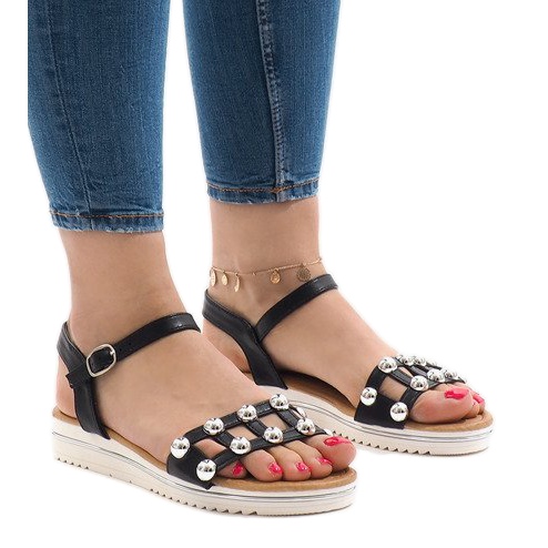 Czarne sandały na koturnie z gumką 35-128