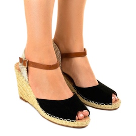 Czarne sandały na koturnie 2895