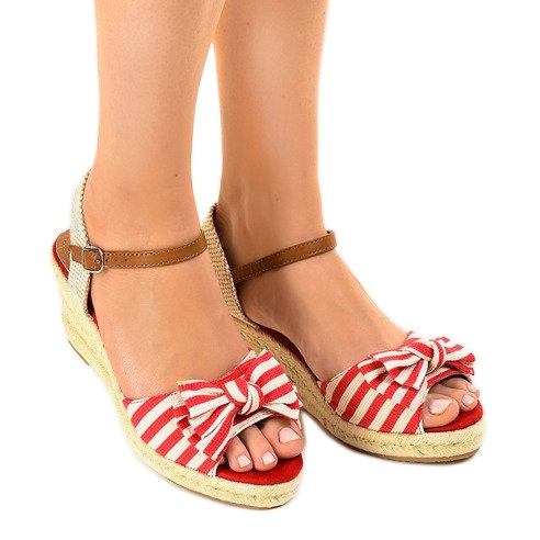 Czerwone sandały koturny z kokardką W032