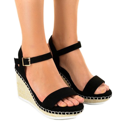 Czarne sandały na koturnie U-6291