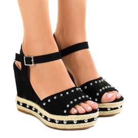 Czarne sandały na koturnie perełki 77-32