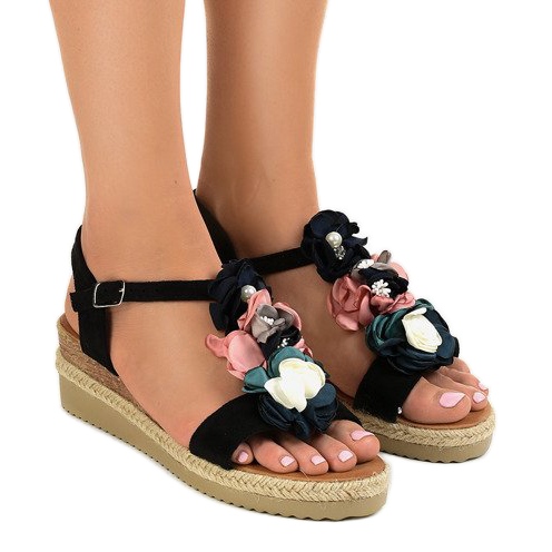 Czarne sandały na koturnie z kwiatkami 218-168