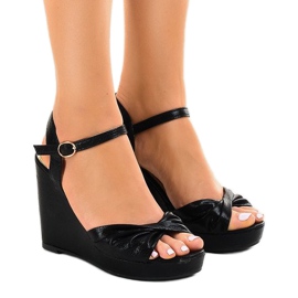 Czarne sandały na koturnie błyszczące JM-M215M