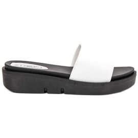 SHELOVET Klapki Na Koturnie białe