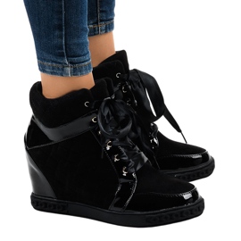 Modne czarne sneakersy na koturnie KLS-109-3