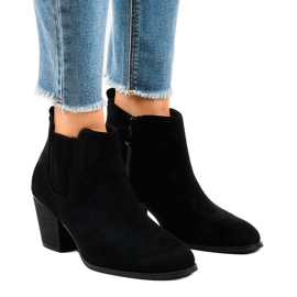 Czarne zamszowe botki na słupku SA-3338